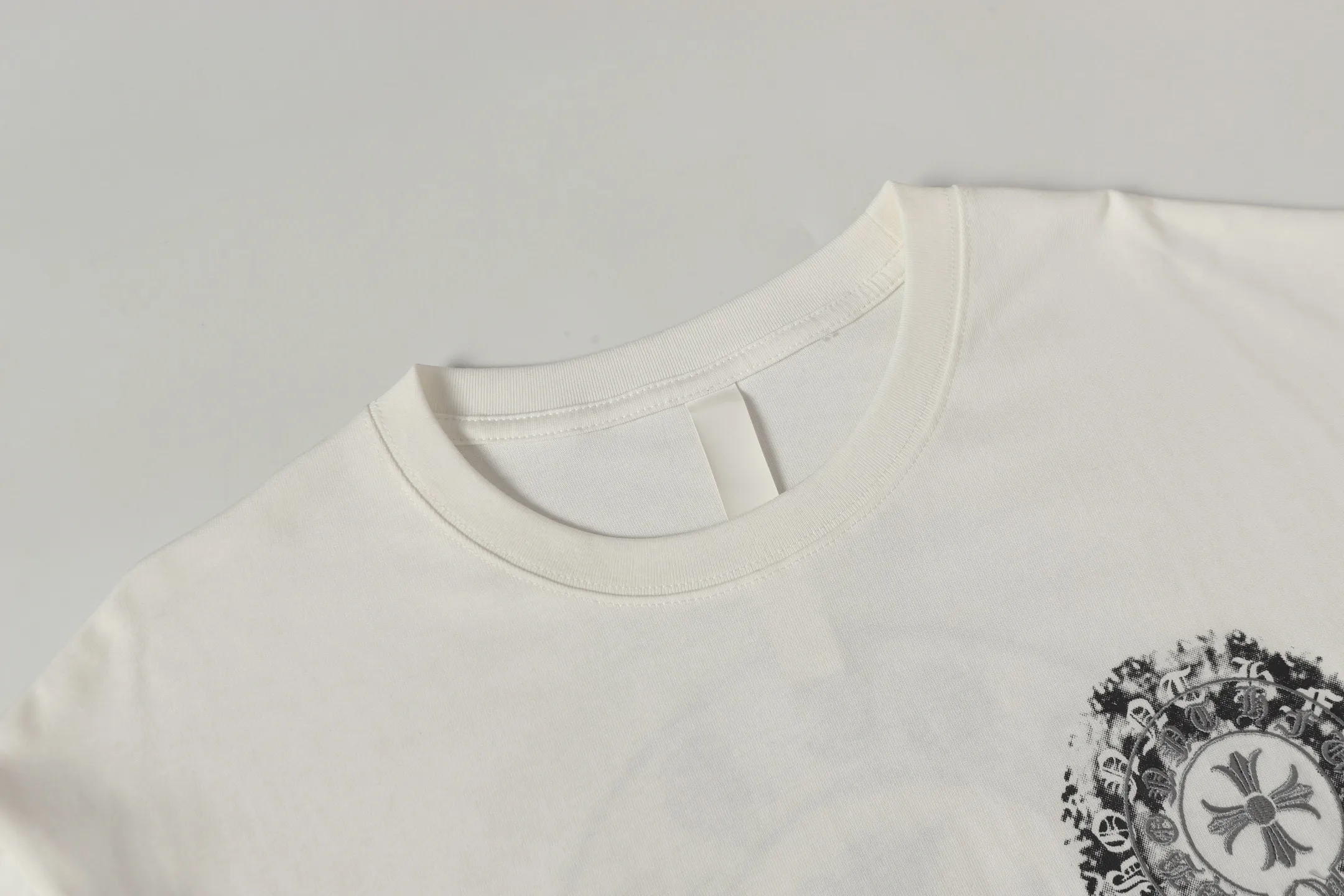P170 Chrome Hearts CH Chrome Hearts Sanskrit horseshoe embroidered short-sleeved T-shirt. Printed by direct injection imported machine. Hardware accessories are all milled and customized. Correct configuration. Black 2025 Chrome Hearts authentic packaging. 280 grams of custom-dyed double yarn cotton. Large version. Loose and stylish. Different from lower versions, slim and long version with upper body and hip stretch. 100% commitment: top quality. Not fast food. The highest version on the market. Top quality - different from ordinary versions on the market. If you care about quality, you should also respect the price. Absolutely 0 after-sales service and 0 return rate so far. It’s hard not to love the style - 280g double yarn cotton custom dyed fabric - Correct high-density main mark, washed tag, hand-sewn